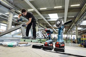 Аккумуляторная угловая шлифмашина GWS 18 V-LI